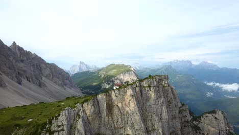 antena de enormes cordilleras en los alpes italianos, refugio tissi, alleghe