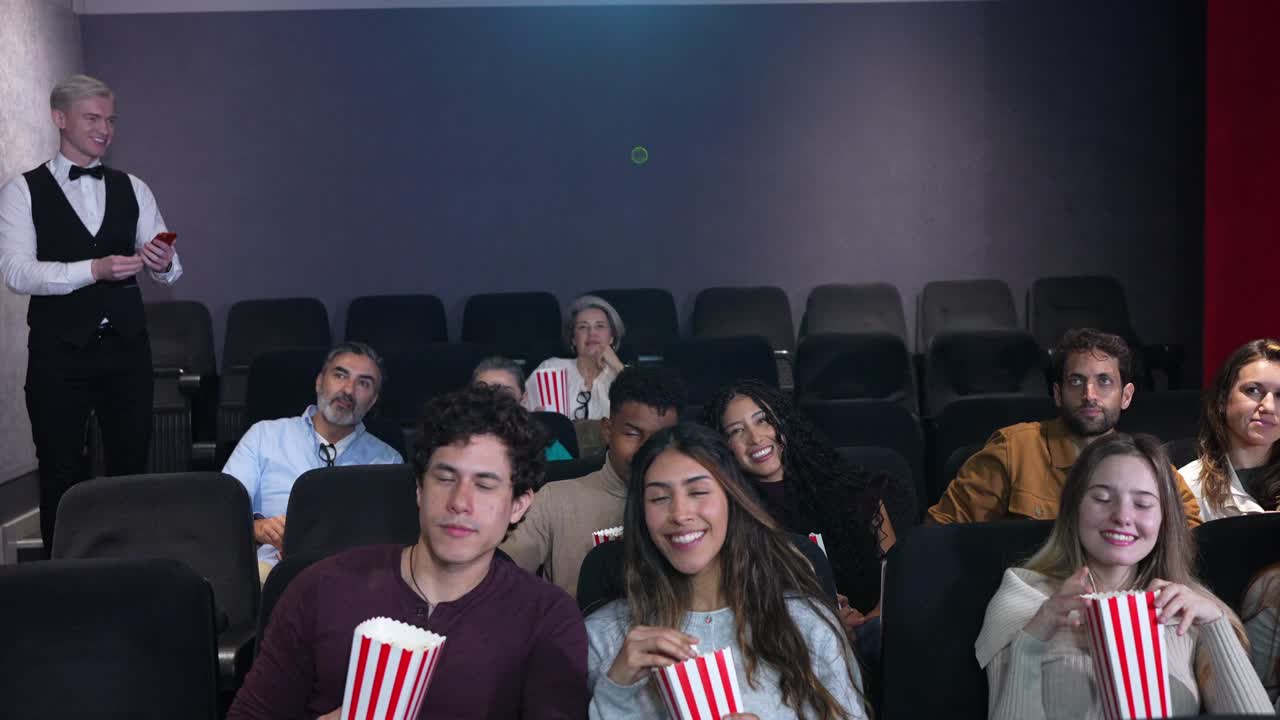 Audienza al cinema che guarda il film