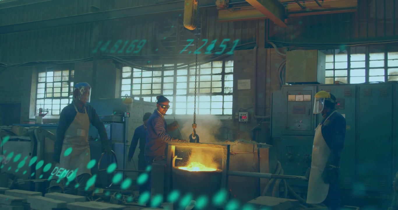 Huvudoperatör justerar lyftanordningen, sköter degeln för metallgjutning, ett turkost överlägg sveper över besättningen.
