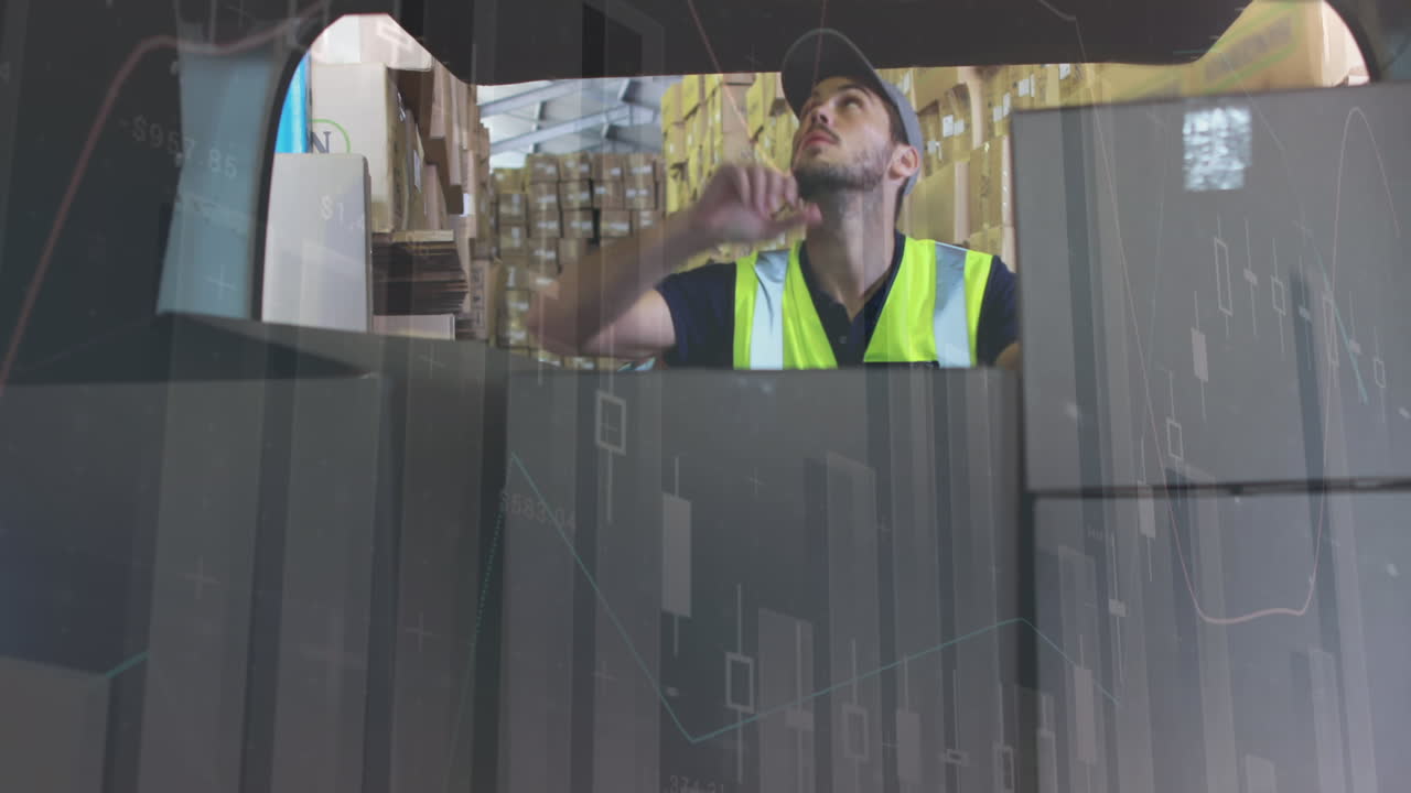 animación del procesamiento de datos sobre el hombre empacando cajas en el coche