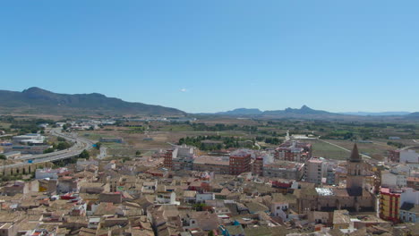 Un-Vuelo-De-Drones-De-Cerca-Sobre-El-Castillo-De-Atalaya-En-Villena,-Provincia-De-Alicante,-Sur-De-España