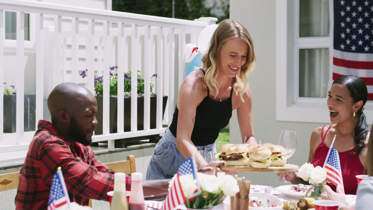 파티의 가장 좋은 부분은 음식입니다.