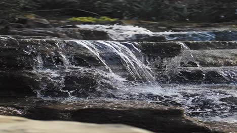 wasserfall, der über felsen fließt