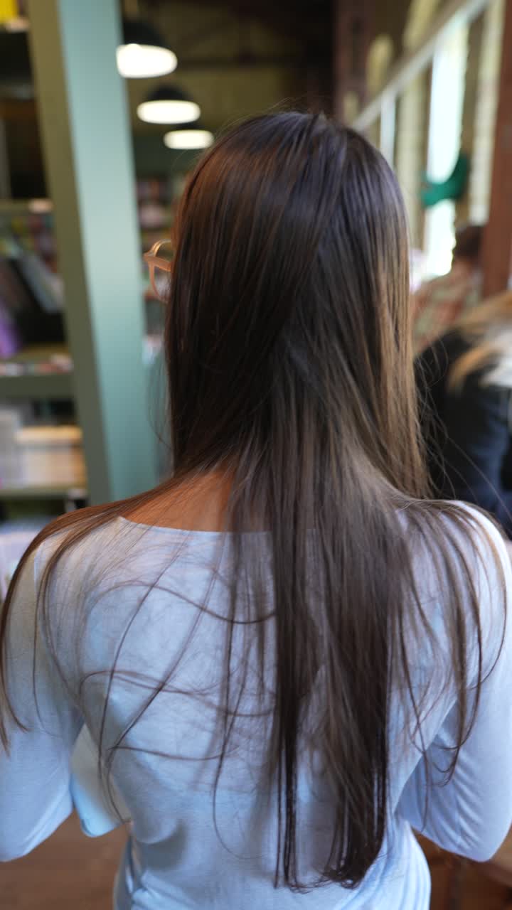 서점 에 있는 여자