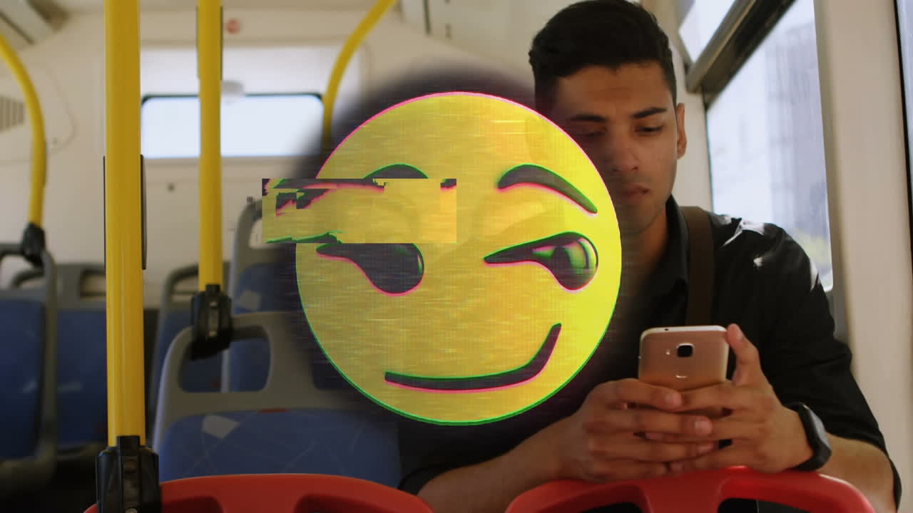 animación de un emoji feliz sobre un hombre usando un teléfono inteligente