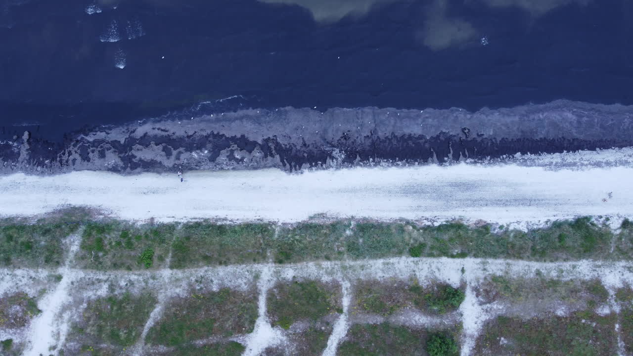 해변에서 덴마크의 해안선 위의 드론 보기