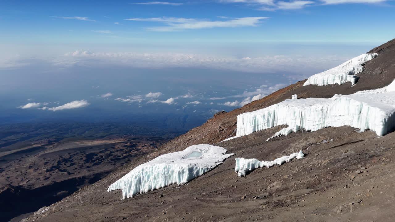 아프리카의 킬리만자로 산의 우후라 피크 (uhura peak) 의 드론 영상, 영화 속 회전하는 공중 영상,