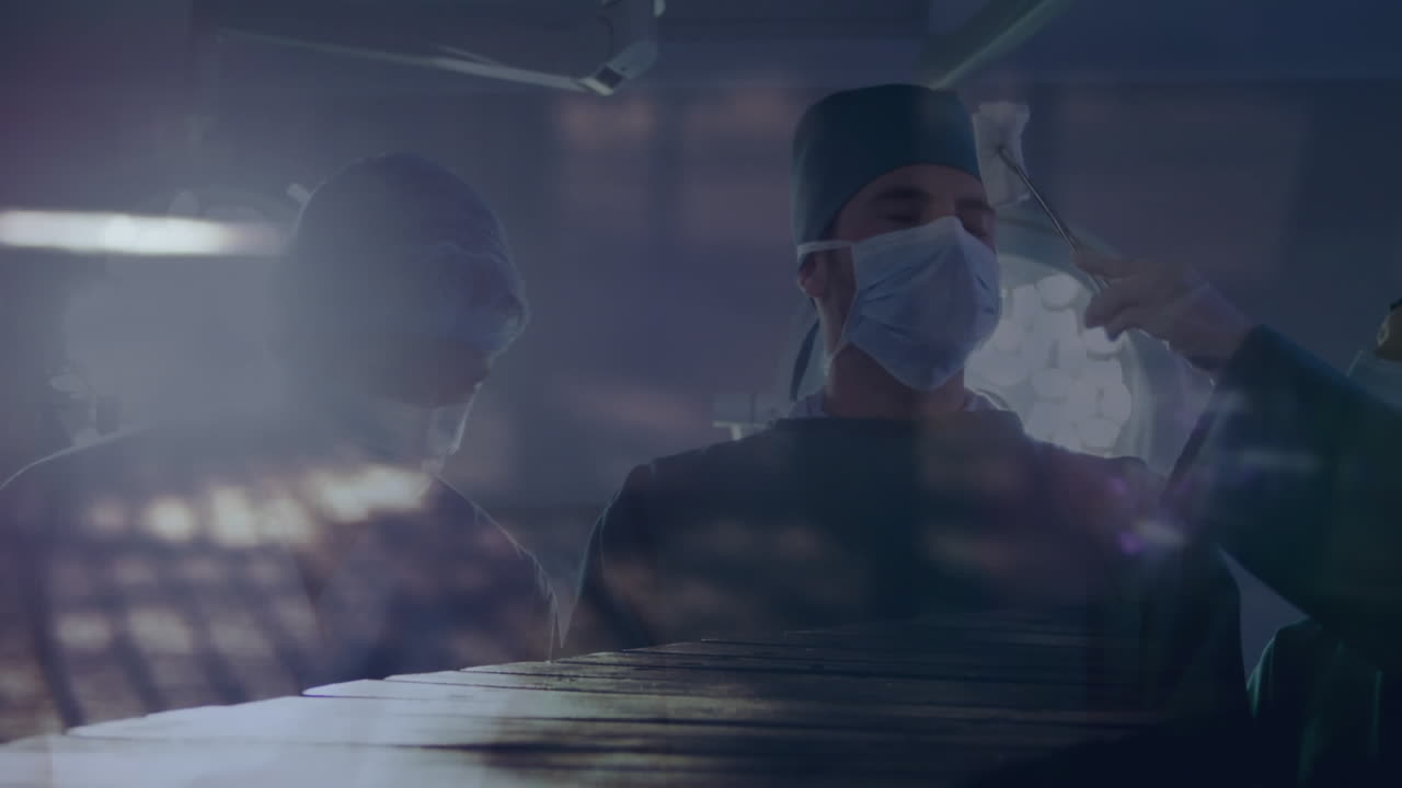 Squadra di chirurghi che opera in ospedale con un time-lapse di persone che camminano sullo sfondo.