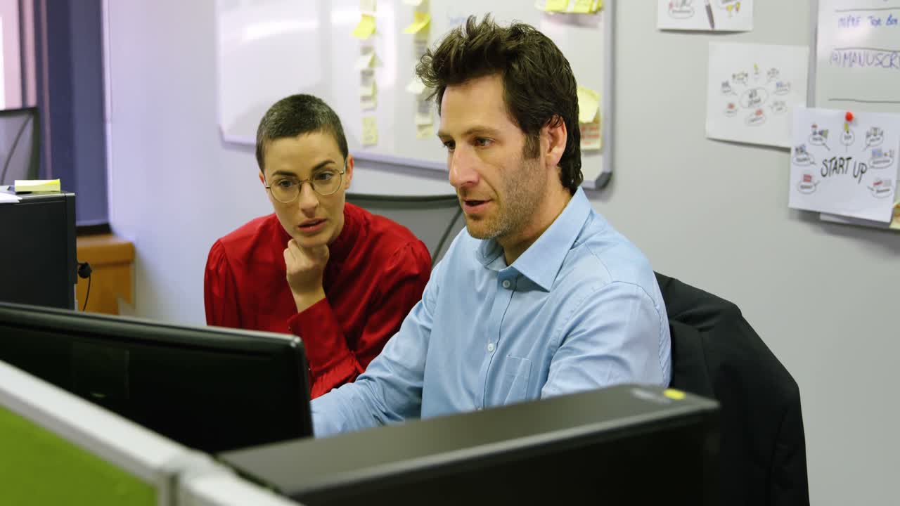 ejecutivos discutiendo en la computadora de escritorio en la mesa 4k