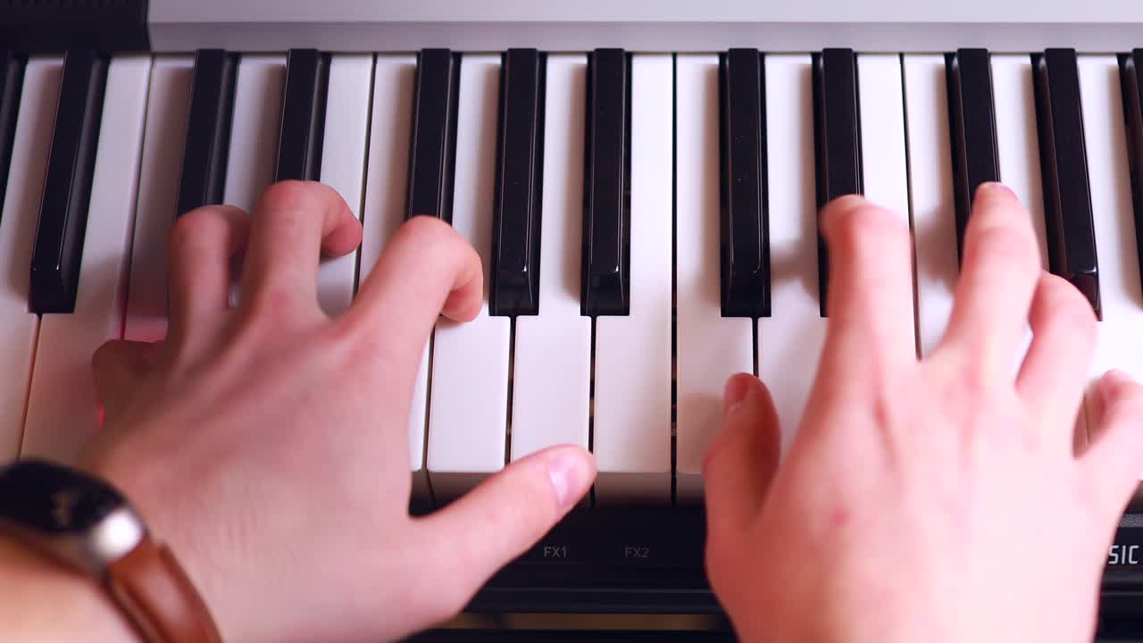 manos masculinas tocando el piano de cerca escuela de músicos en línea
