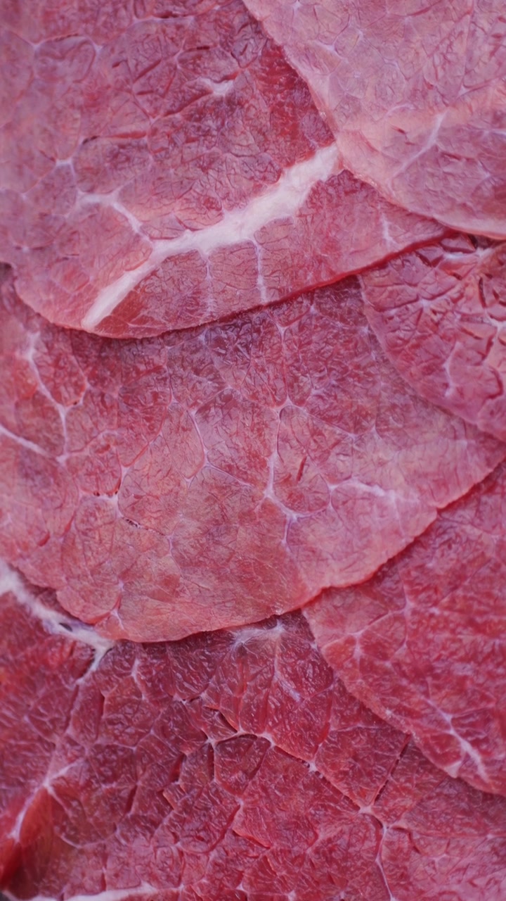 Primo piano di fettine di manzo fresco crudo con marezzatura