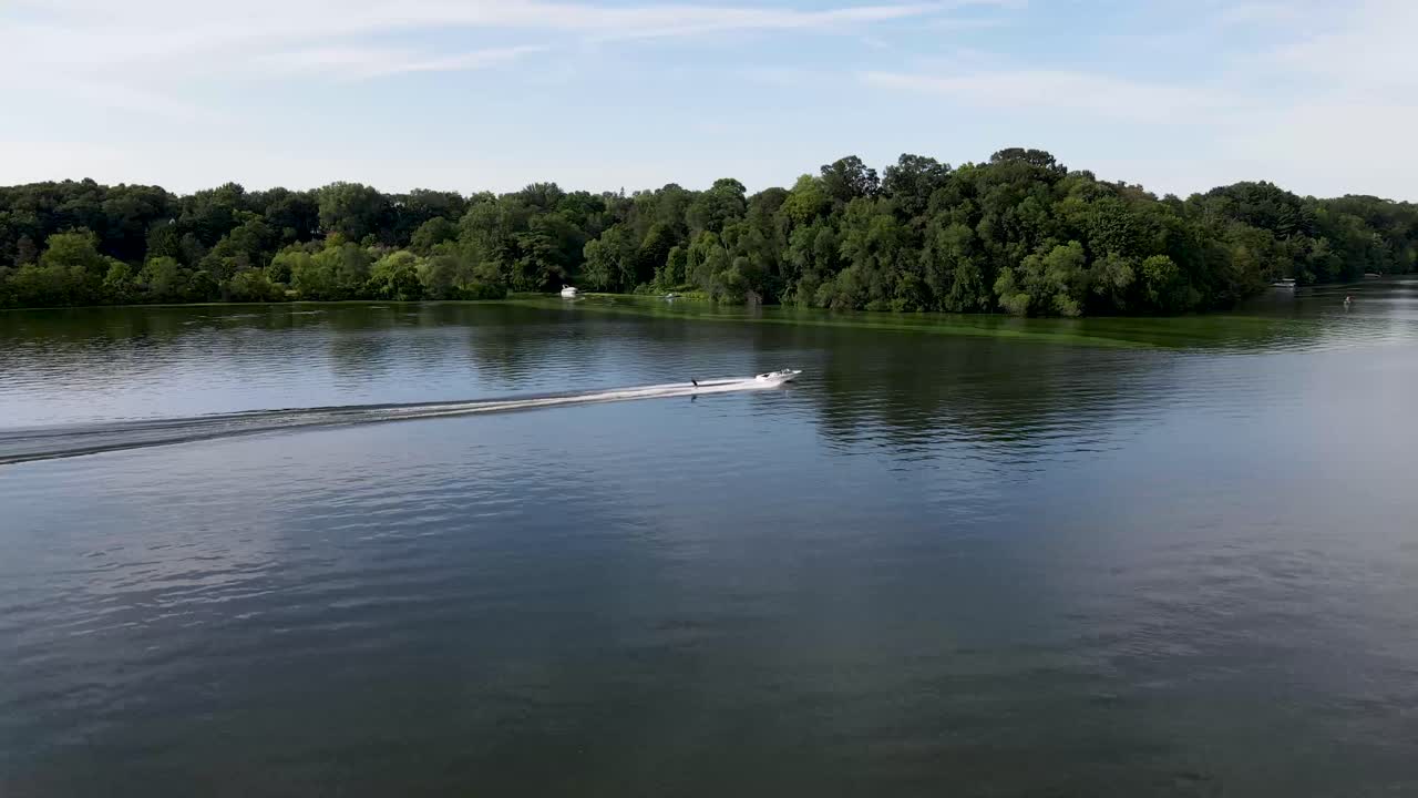 위스콘신주 메노민 호수에서 활동적인 건강한 레크리에이션 선수 수상 스키