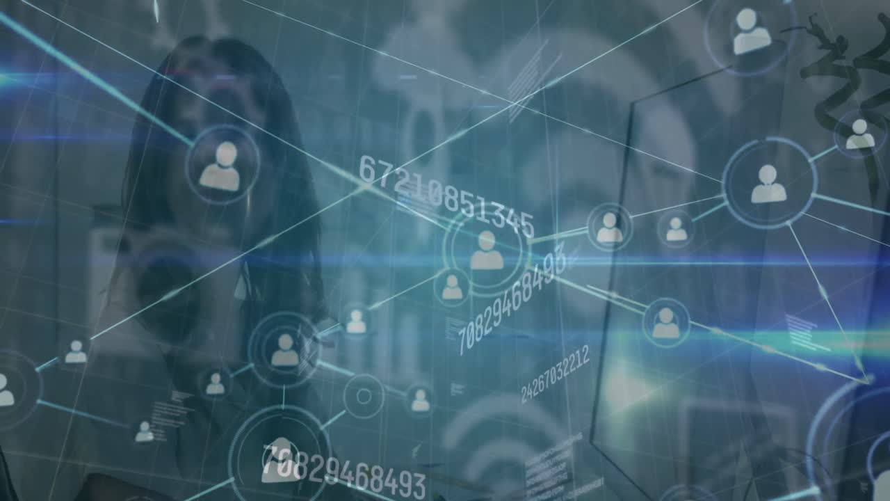 animación de conexiones e iconos sobre la mujer caucásica trabajando