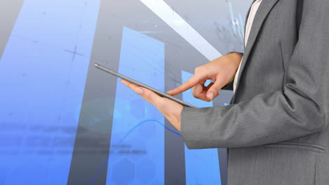animación del procesamiento de datos financieros sobre un empresario caucásico que usa una tableta