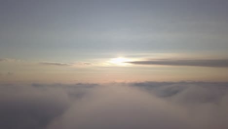 Volando-Sobre-Las-Nubes-Con-Drones,-Gráficos-De-Computadora-No-Cg,-Imágenes-Reales