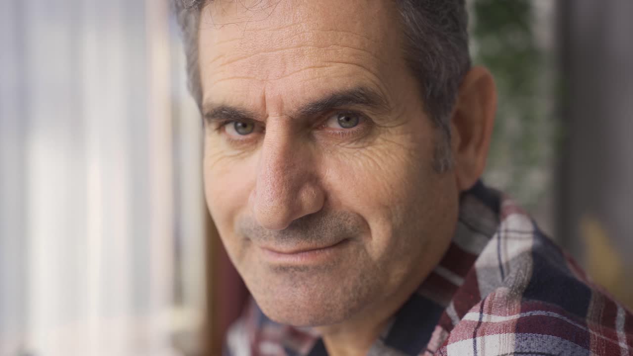 un retrato en primer plano de un hombre feliz y maduro.