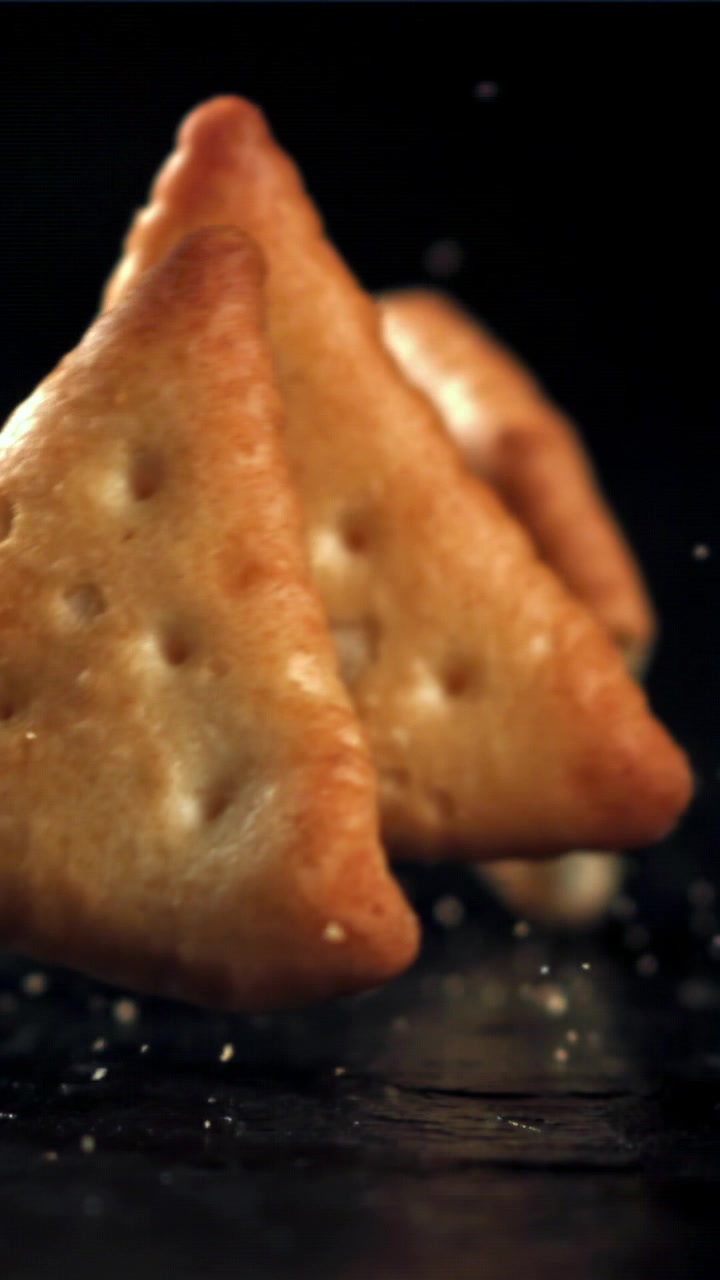 Cracker dorati che cadono e rimbalzano in slow motion