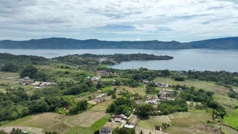 Pintoresco-Pueblo-Indonesio-Rodeado-De-Extensos-Campos-De-Arroz