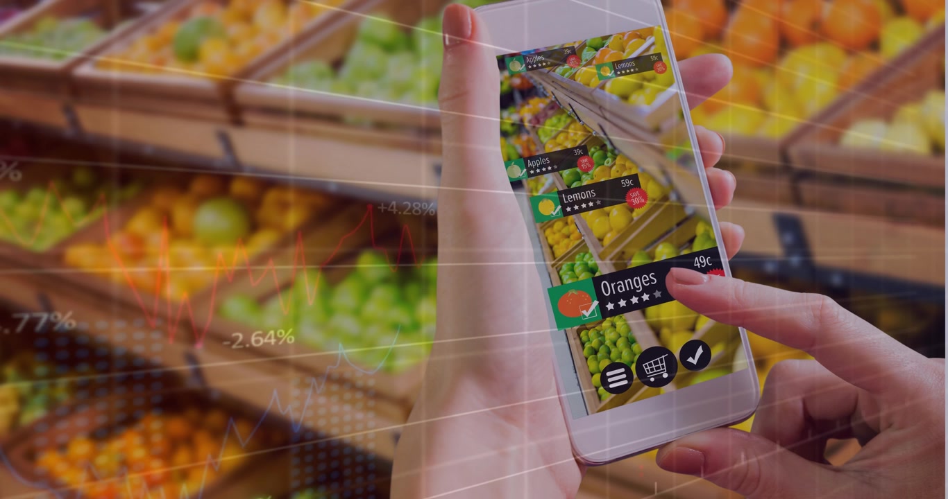 Animação de dados financeiros sobre as mãos de uma mulher caucasiana com smartphone fazendo compras.