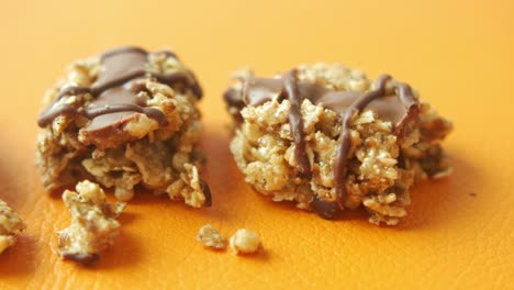 barras de granola cubiertas de chocolate