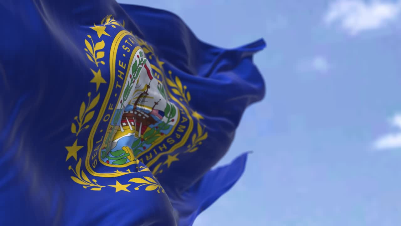 뉴햄프셔의 미국 국기가 바람에 흔들리고 있다.