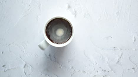 café en una taza blanca