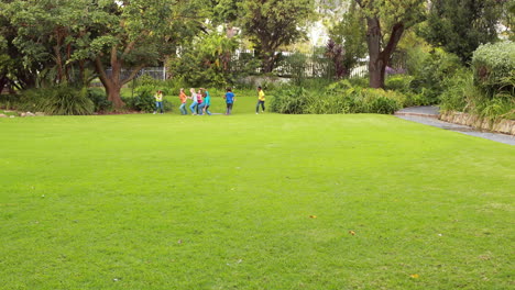 Fila-De-Lindos-Alumnos-Corriendo-Sobre-La-Hierba