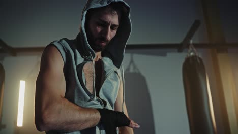 hombre preparándose para el entrenamiento de boxeo