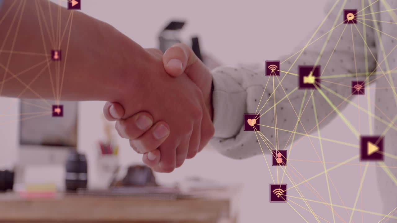animación de la red de conexiones con iconos sobre diversas personas de negocios que se dan la mano