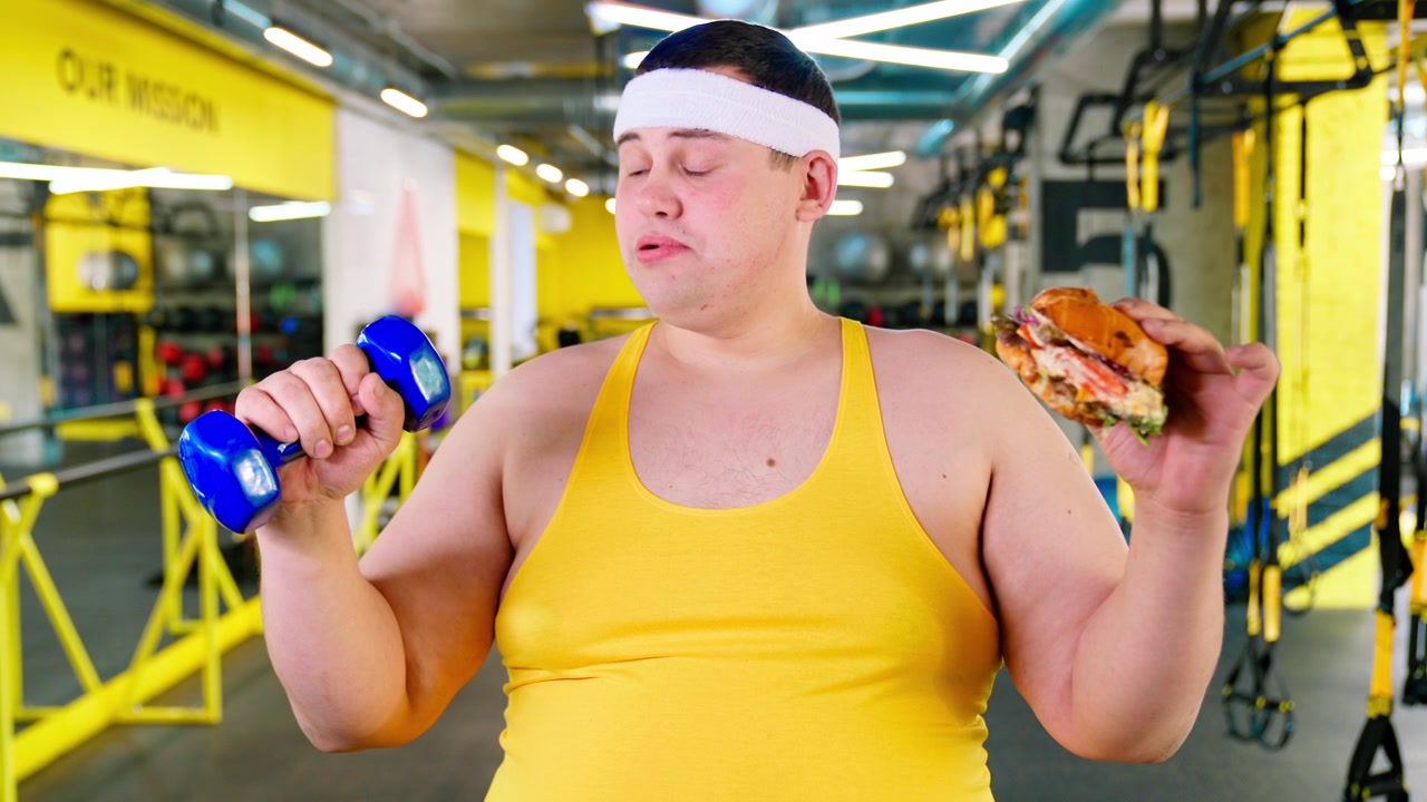 Uomo in sovrappeso che riflette su scelte sane e malsane in palestra