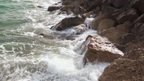 stunning video of ocean waves crashing against rocks