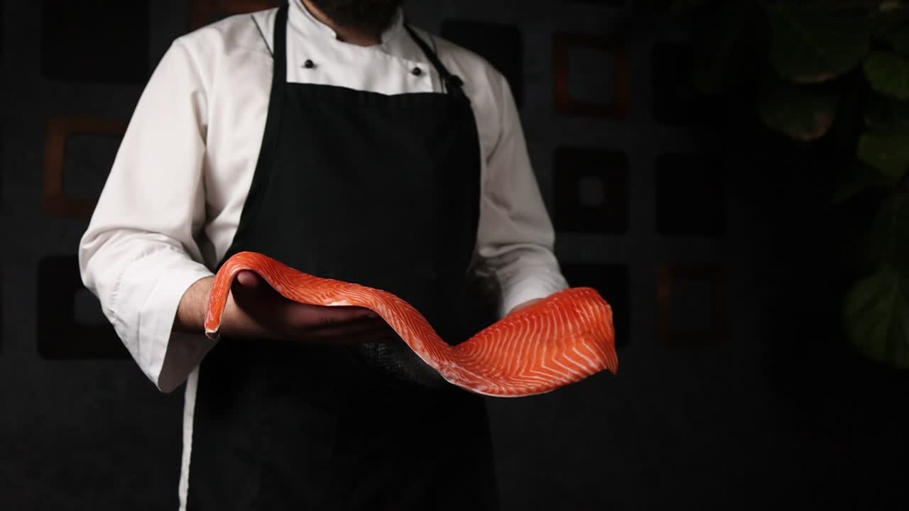 Chef che prepara il salmone