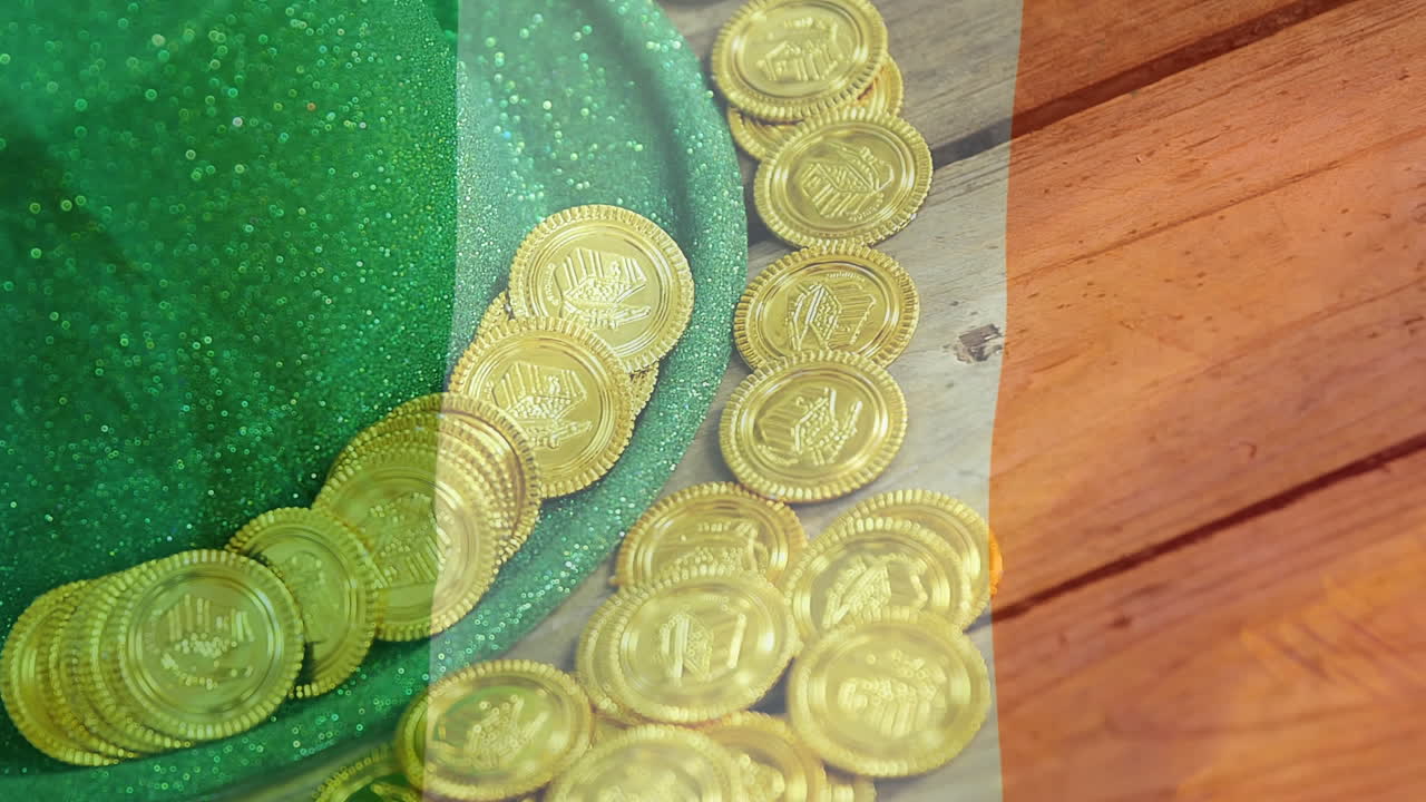 monedas de oro y sombrero verde en una mesa con una bandera irlandesa en primer plano