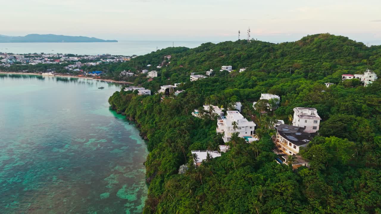 Vista drone che scivola lungo la costa con ville, orizzonte del mare tropicale, Boracay