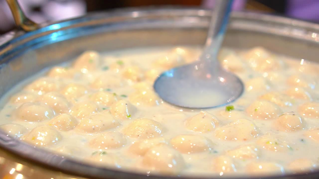 라스 말라이의 시네마틱 샷과 다진 피스타와 케사르로 장식된 검은 그릇에 제공