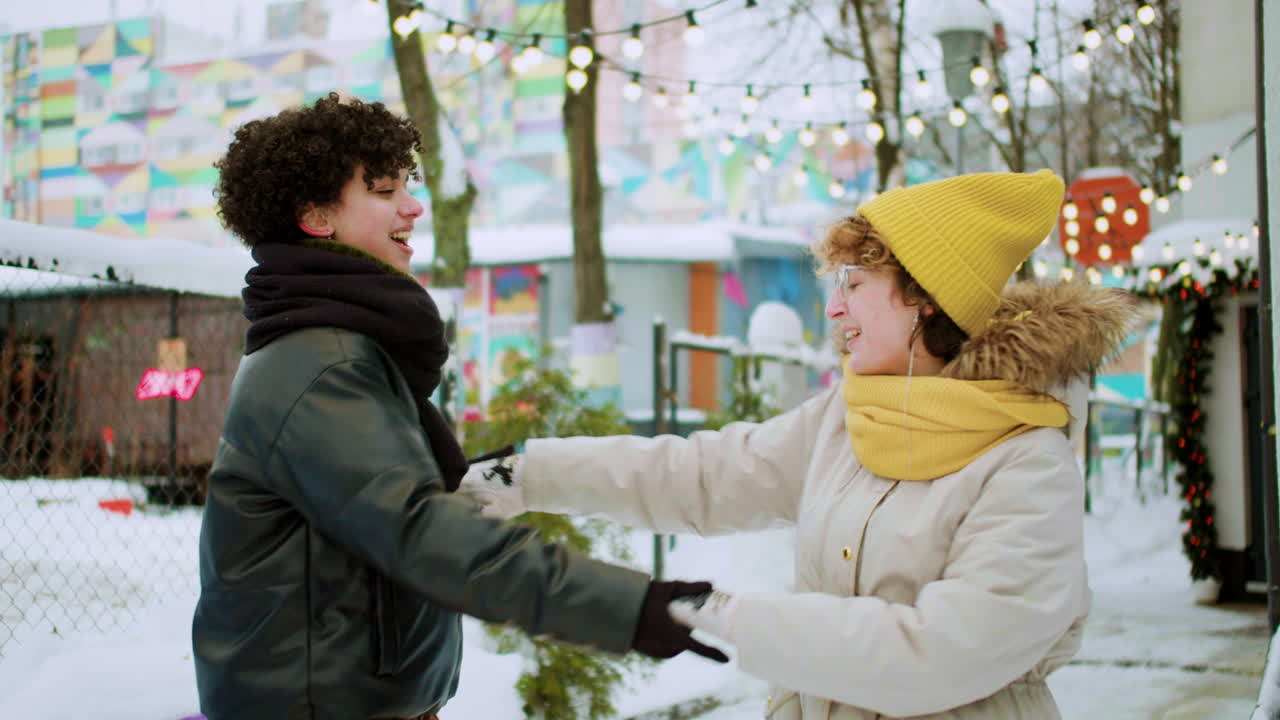 подруги веселятся вместе