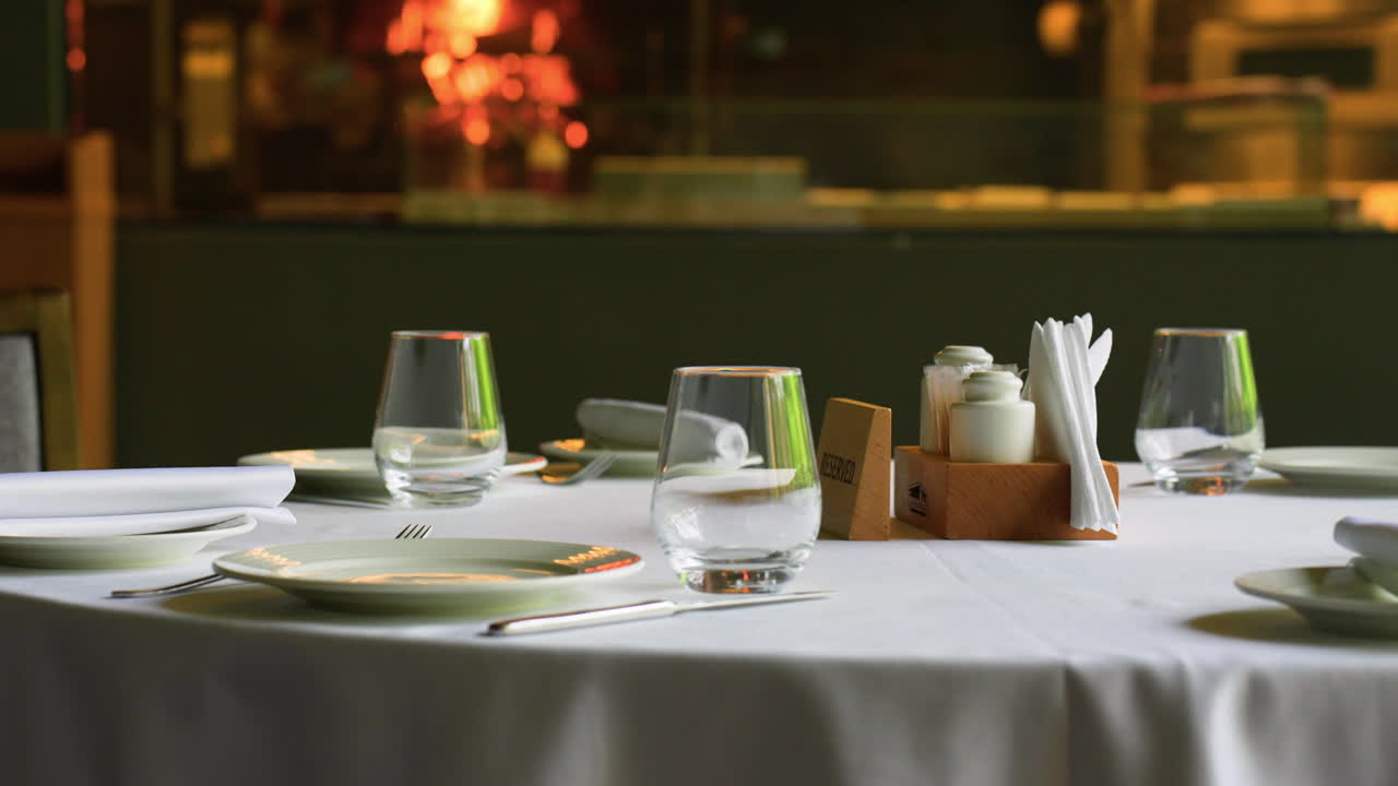 레스토랑의 럭셔리 테이블