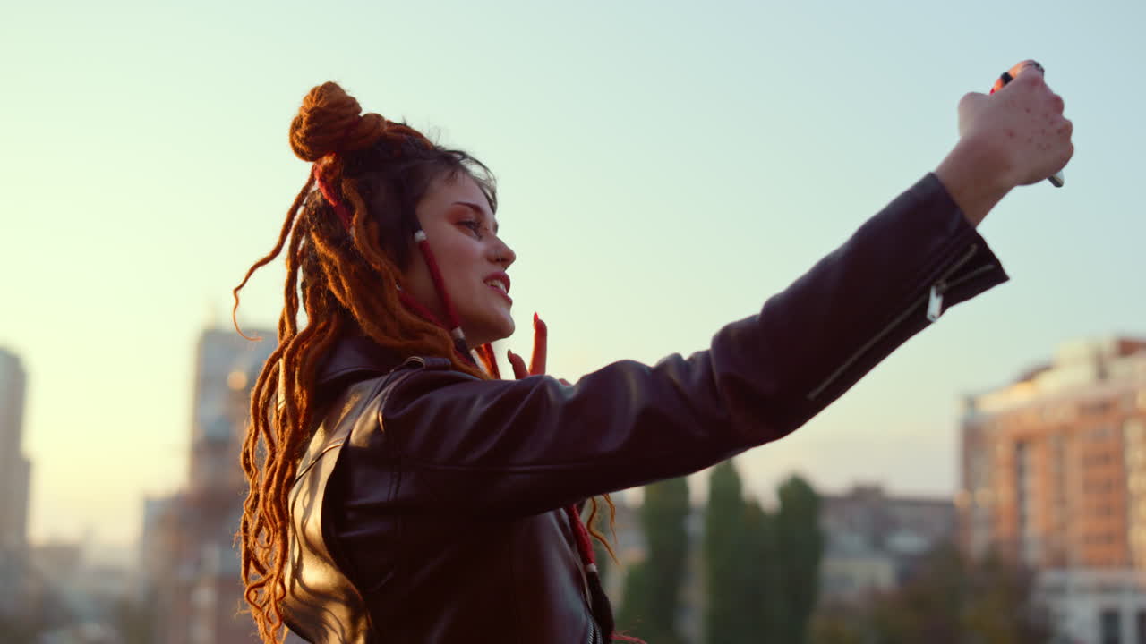 mujer con estilo haciendo una selfie en el teléfono celular afuera. chica posando para la cámara del teléfono.