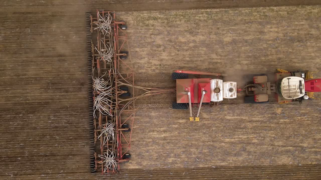 nuevo equipo de siembra remolcado por un tractor a través de un potrero saludable-8