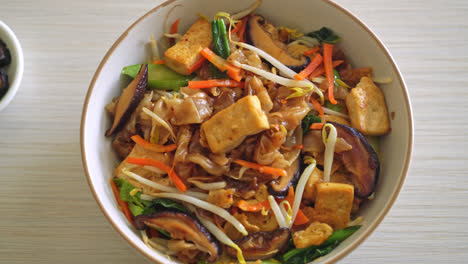 stir-fried-noodles-with-tofu-and-vegetables---vegan-and-vegetarian-food-style