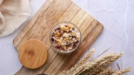 granola saludable en un frasco de vidrio en una tabla de madera