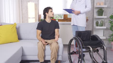 salud humana, examen médico de un hombre en silla de ruedas por un médico masculino. cámara lenta.