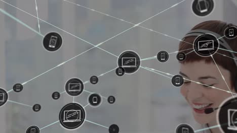 animación de una red de conexiones e iconos sobre una mujer de negocios con auriculares