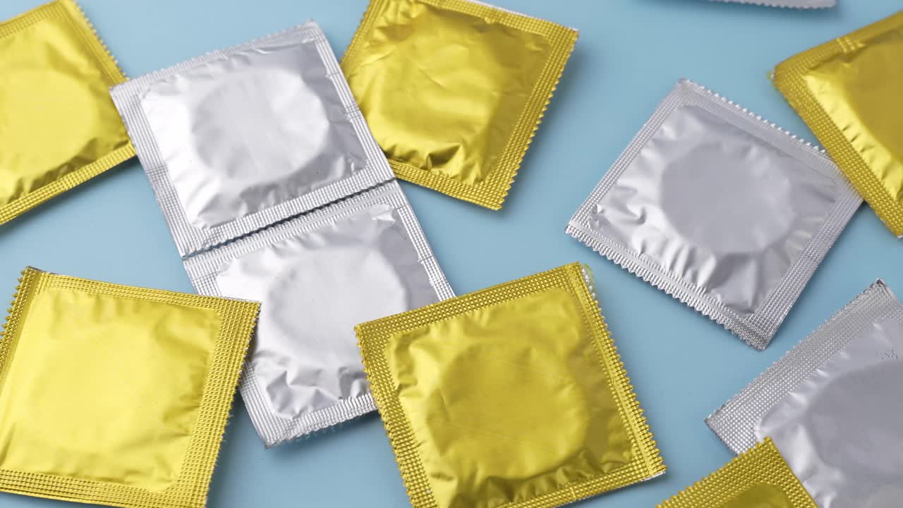 Mostra confezioni di preservativi su sfondo blu