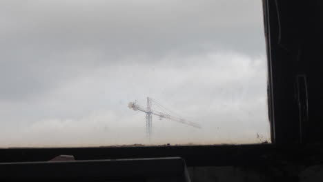 grúa por la ventana en un día nublado