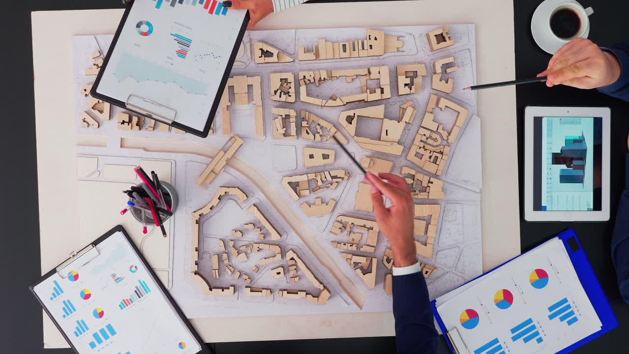 엔지니어와 건축가 팀이 프로젝트를 계획합니다.