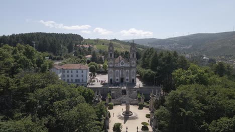 Vista-Aérea-Del-Santuario-De-Nuestra-Señora-De-Las-Medicinas-Ubicado-En-Lamego-En-La-Colina-De-Santo-Estêvão