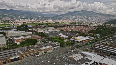 Medellin-Kolumbien-Luftbild-V15-Drohnenüberflug-über-Die-Stadtteile-Campo-Amor,-Santa-Fe-Und-Trinidad,-Aufnahme-Der-Start--Und-Landebahn-Des-Flughafens,-Städtisches-Stadtbild-Und-Berglandschaft-–-Aufgenommen-Mit-Mavic-3-Cine-–-November-2022