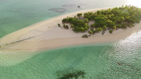 Puesta-De-Sol-De-La-Hora-Dorada-Vista-Desde-Un-Dron-Sobre-Un-Complejo-Isleño-Privado-En-Fiji