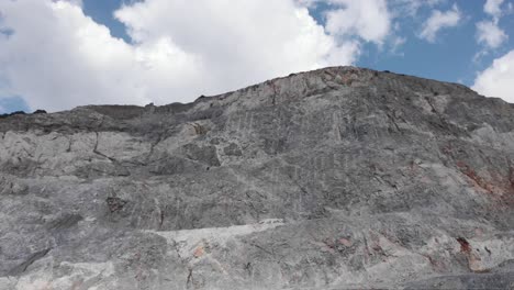 aerial que asciende sobre las escaleras de la cantera de piedra parcialmente nublada inclinada hacia abajo